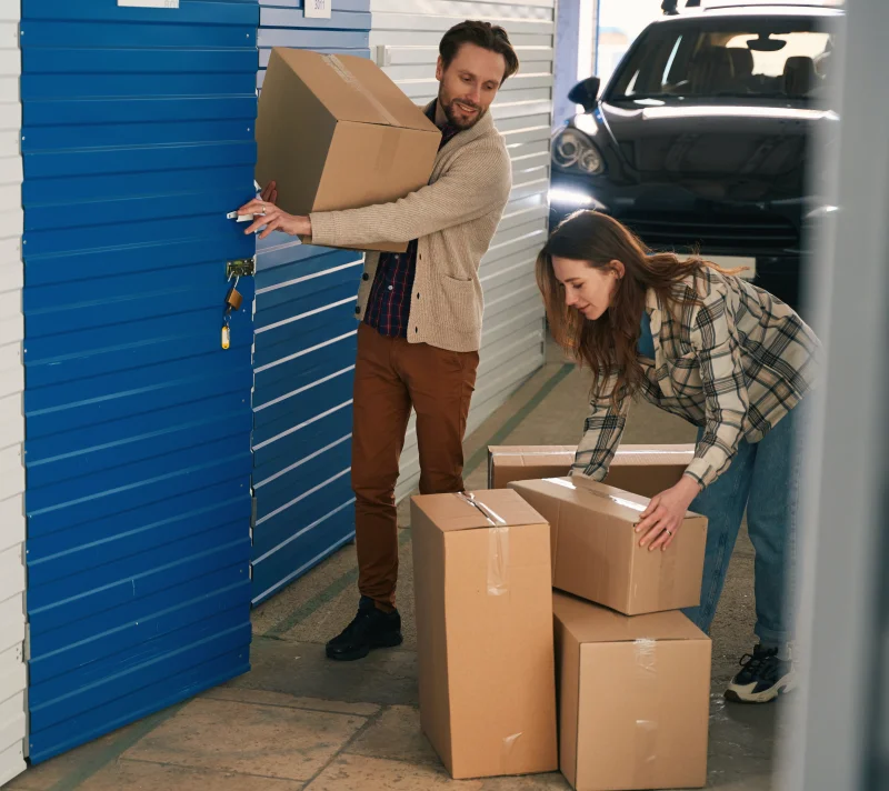 couple storing belongings at storage unit: spiersbridge self-storage glasgow