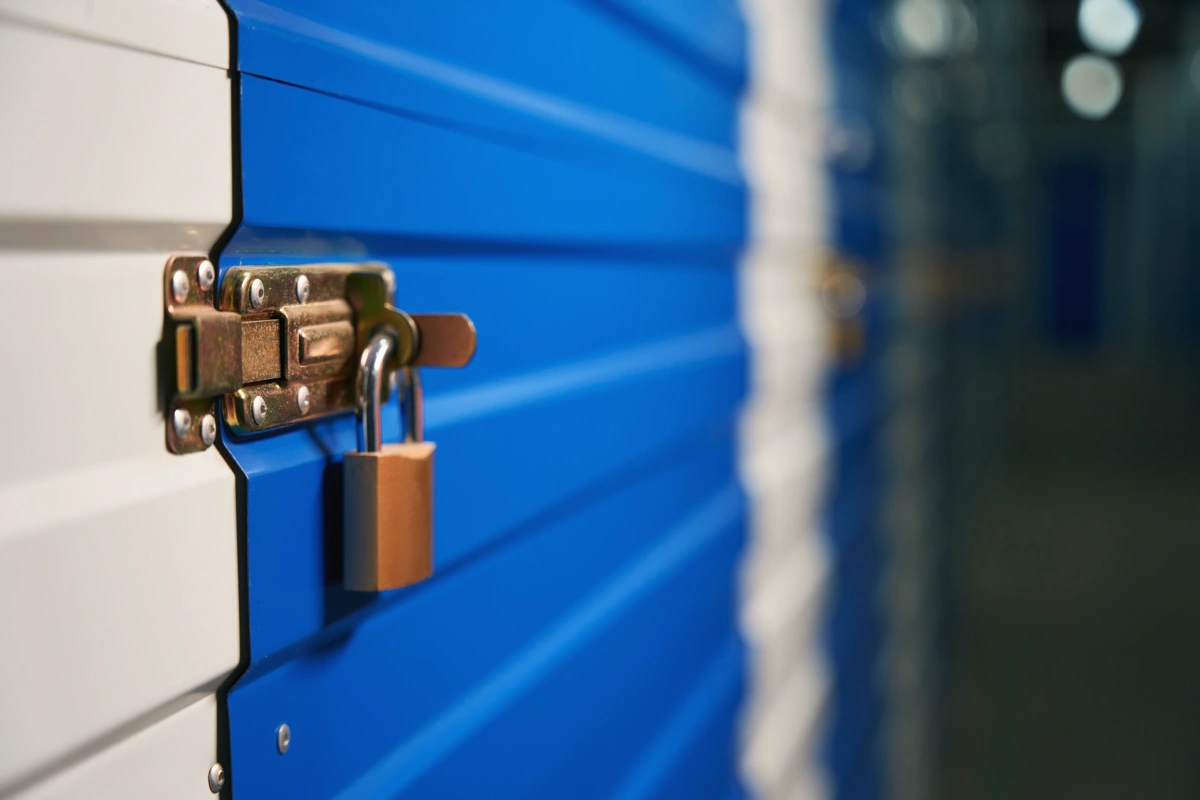 side view of lock on storage container: spiersbridge self-storage glasgow